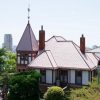 神戸北野異人館、六甲山の緑をバックに映える洋館